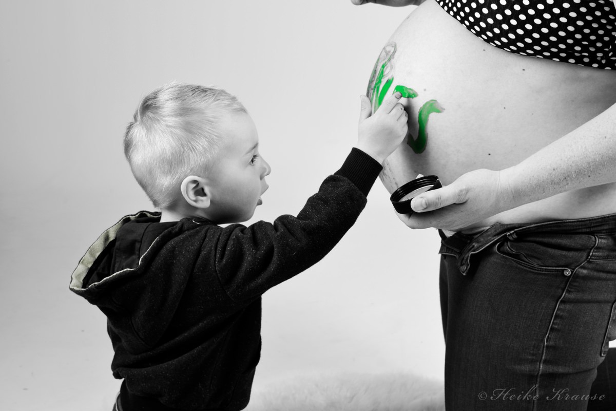 Babybauch in Bleckede fotografieren lassen mit Bodypainting